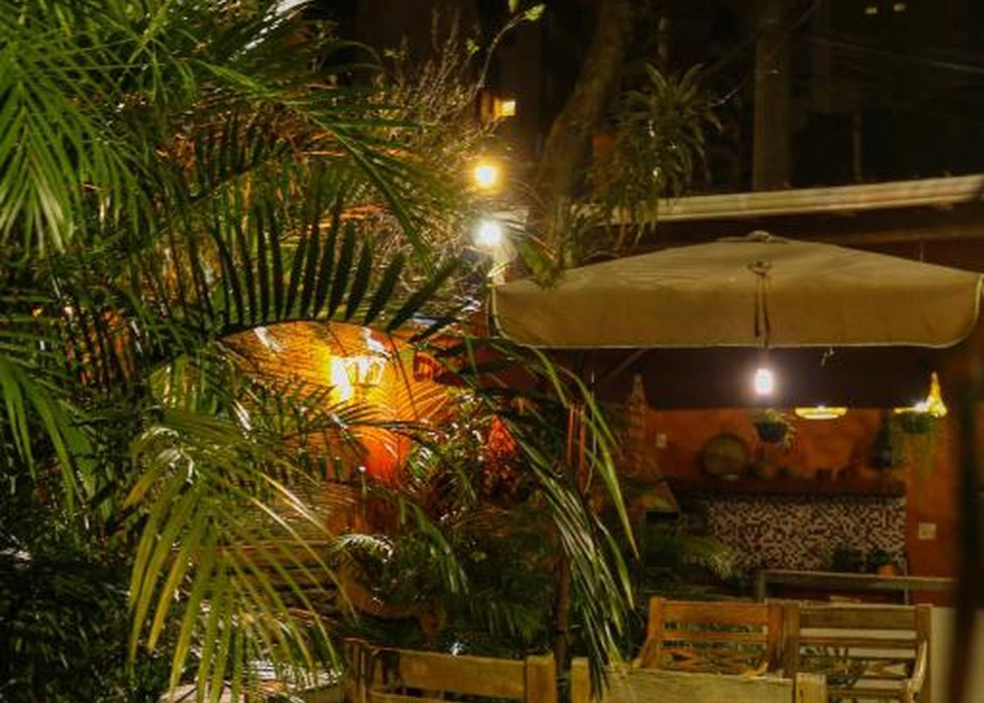 Jardim iluminado à noite na pousada